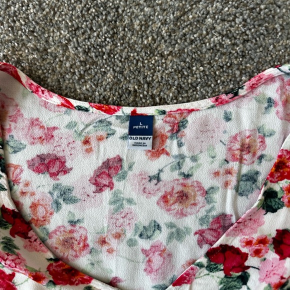 Old navy sleeve ruched shirt. NWOT. - Picture 2 of 2